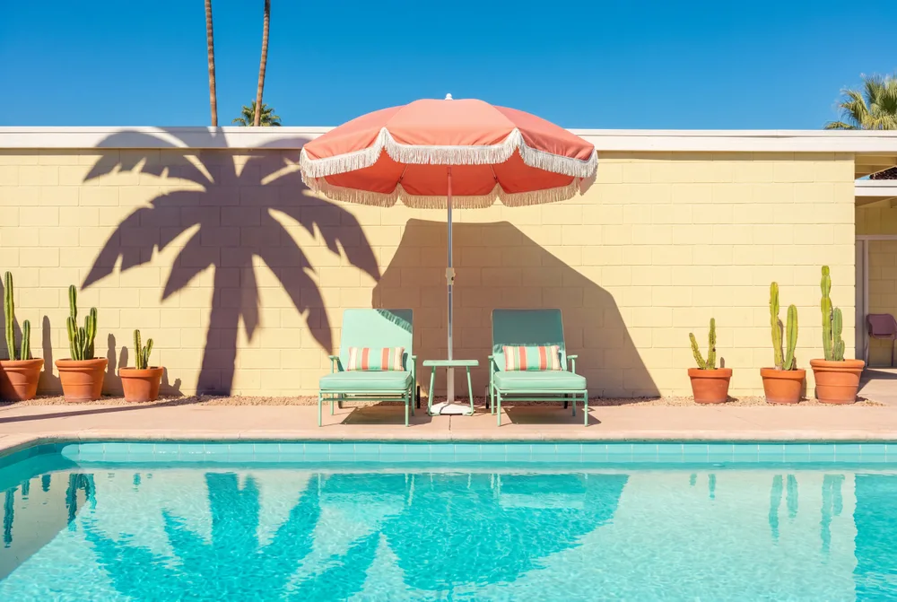 Piscine et transats, mise en situation illustrative