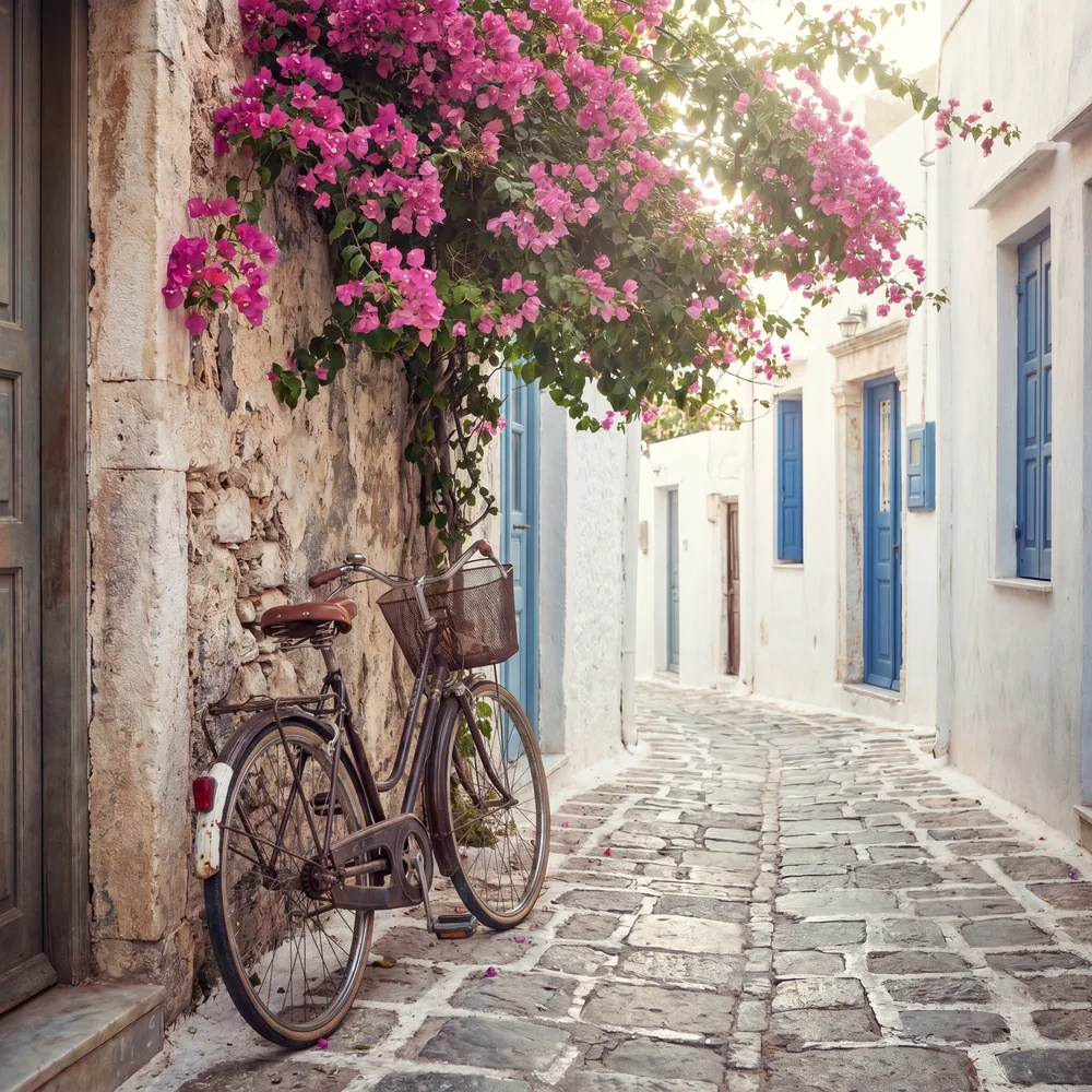 Vélo en ruelle grecque, mise en situation illustrative
