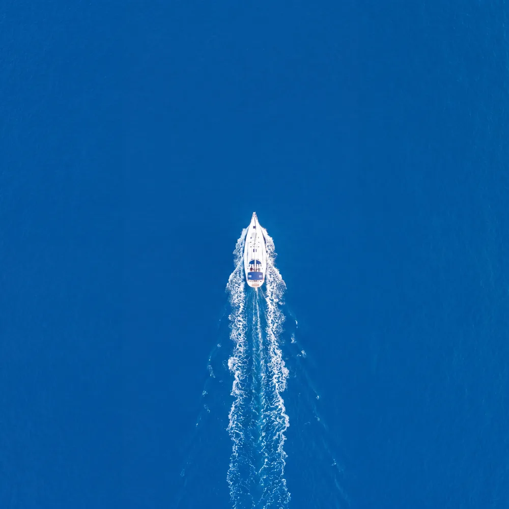 Voilier vu du ciel, mise en situation illustrative