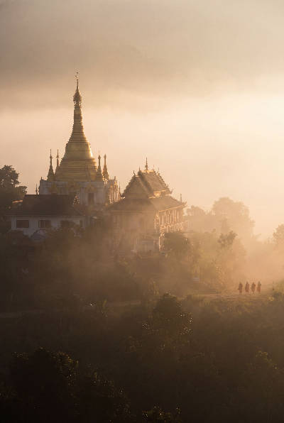 Temple dans la brume
