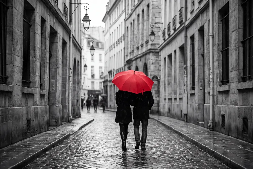 Parapluie rouge à Paris, mise en situation illustrative