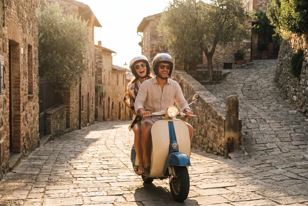 Scooter au village, mise en situation illustrative