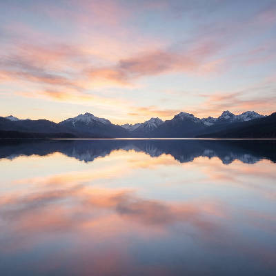 Lac miroir à l'aube