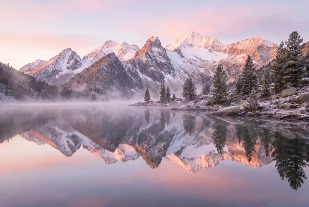 Un lac au pied des montagnes