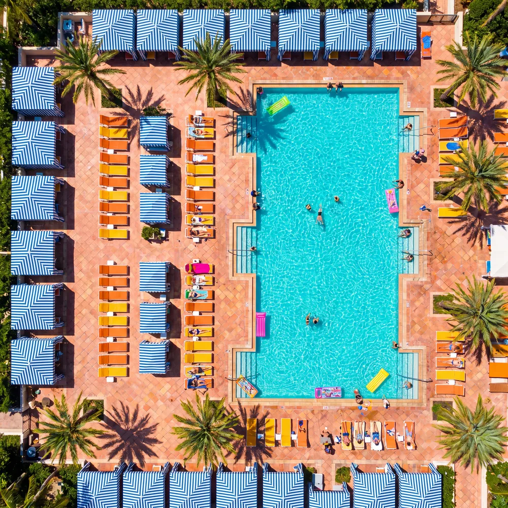 Piscine de resort, mise en situation illustrative