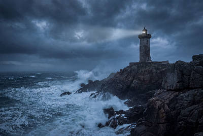 Phare dans la tempête