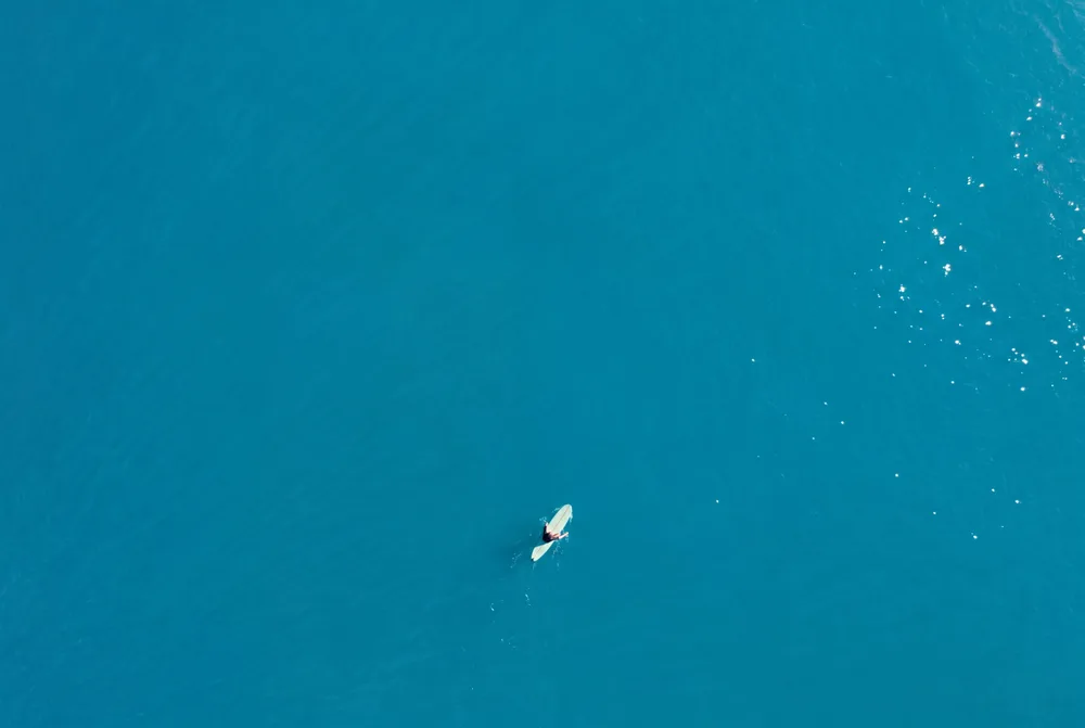 Surfeur vu du ciel, mise en situation illustrative
